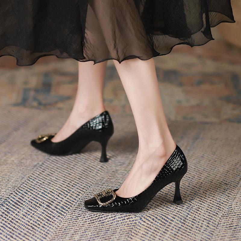 Pumps mit eckiger Spitze und Stilettoabsatz Damen Herbst Neu Koreanische Version Metall Quadratische Schnalle Schuhe Damen High Heels 40 von Joom DACH