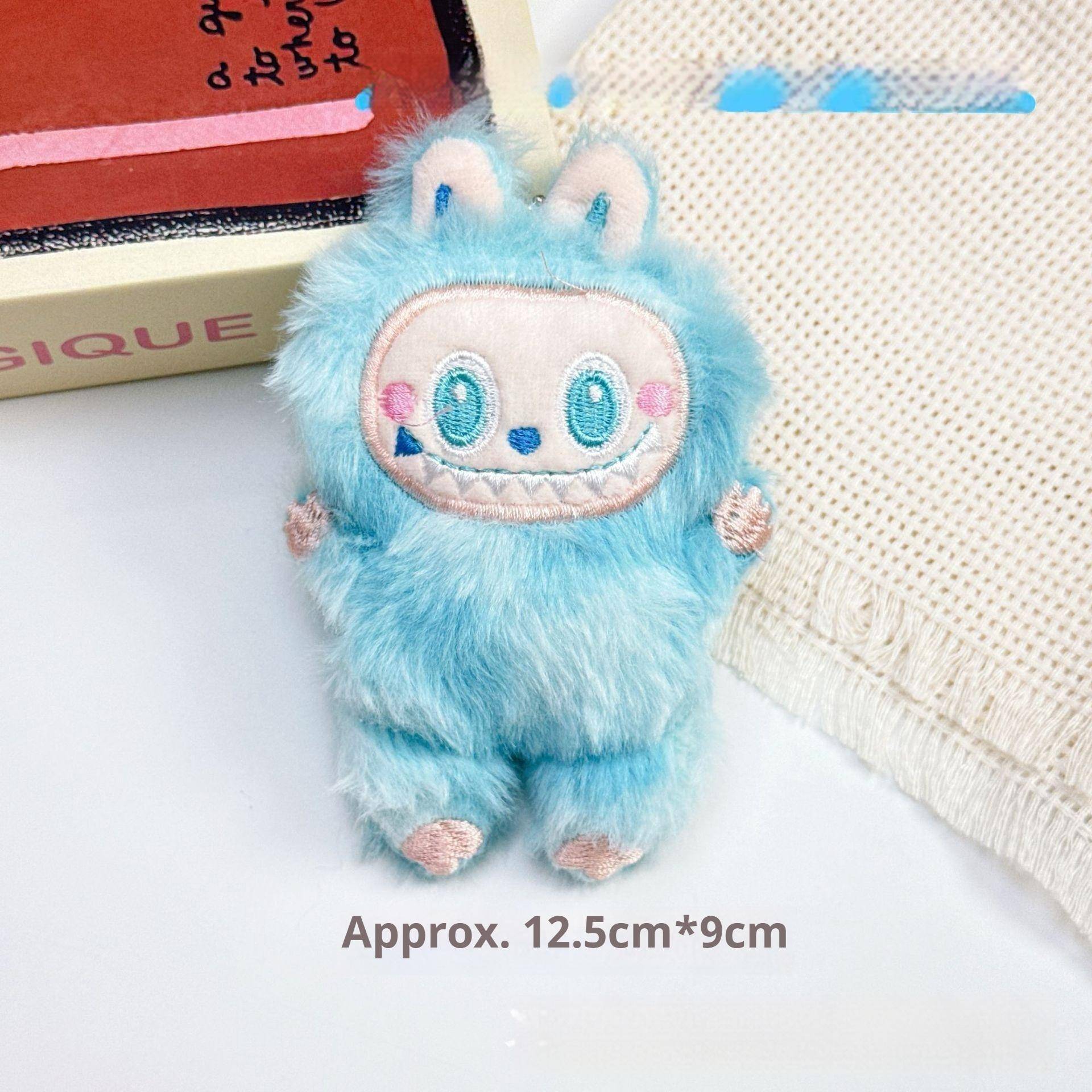 Quietschende POP MART Plüschpuppe 3. Generation Anhängerpuppe Schlüsselanhänger Mädchen Cartoon blue Quietschende POP MART Plüschpuppe 3. Generation Anhängerpuppe Schlüsselanhänger Mädchen Cartoon blue von Joom DACH