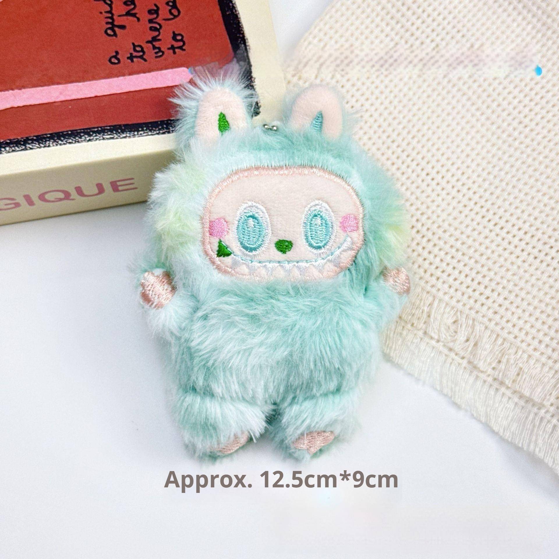 Quietschende POP MART Plüschpuppe 3. Generation Anhängerpuppe Schlüsselanhänger Mädchen Cartoon green Quietschende POP MART Plüschpuppe 3. Generation Anhängerpuppe Schlüsselanhänger Mädchen Cartoon green von Joom DACH