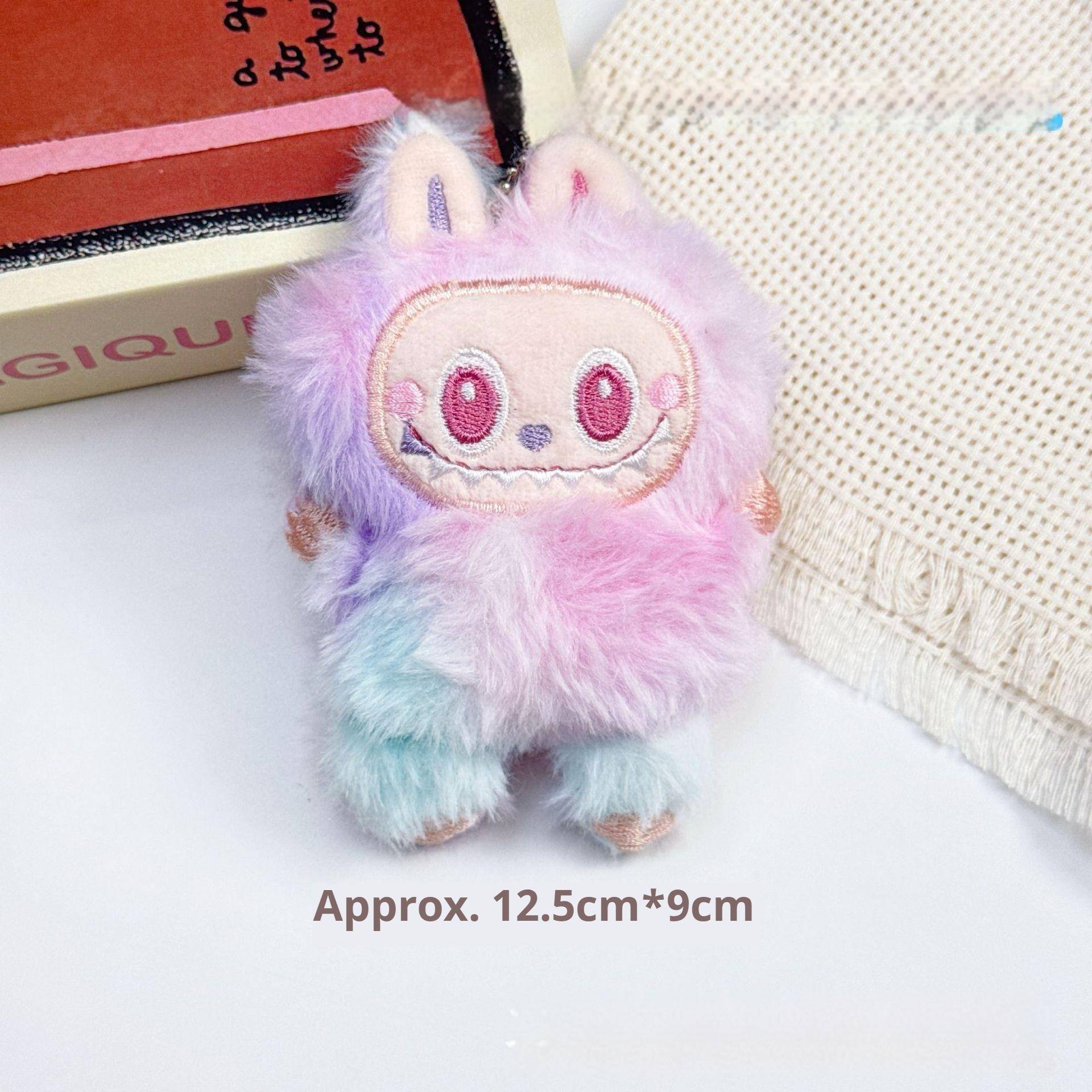 Quietschende POP MART Plüschpuppe 3. Generation Anhängerpuppe Schlüsselanhänger Mädchen Cartoon purple Quietschende POP MART Plüschpuppe 3. Generation Anhängerpuppe Schlüsselanhänger Mädchen Cartoon purple von Joom DACH