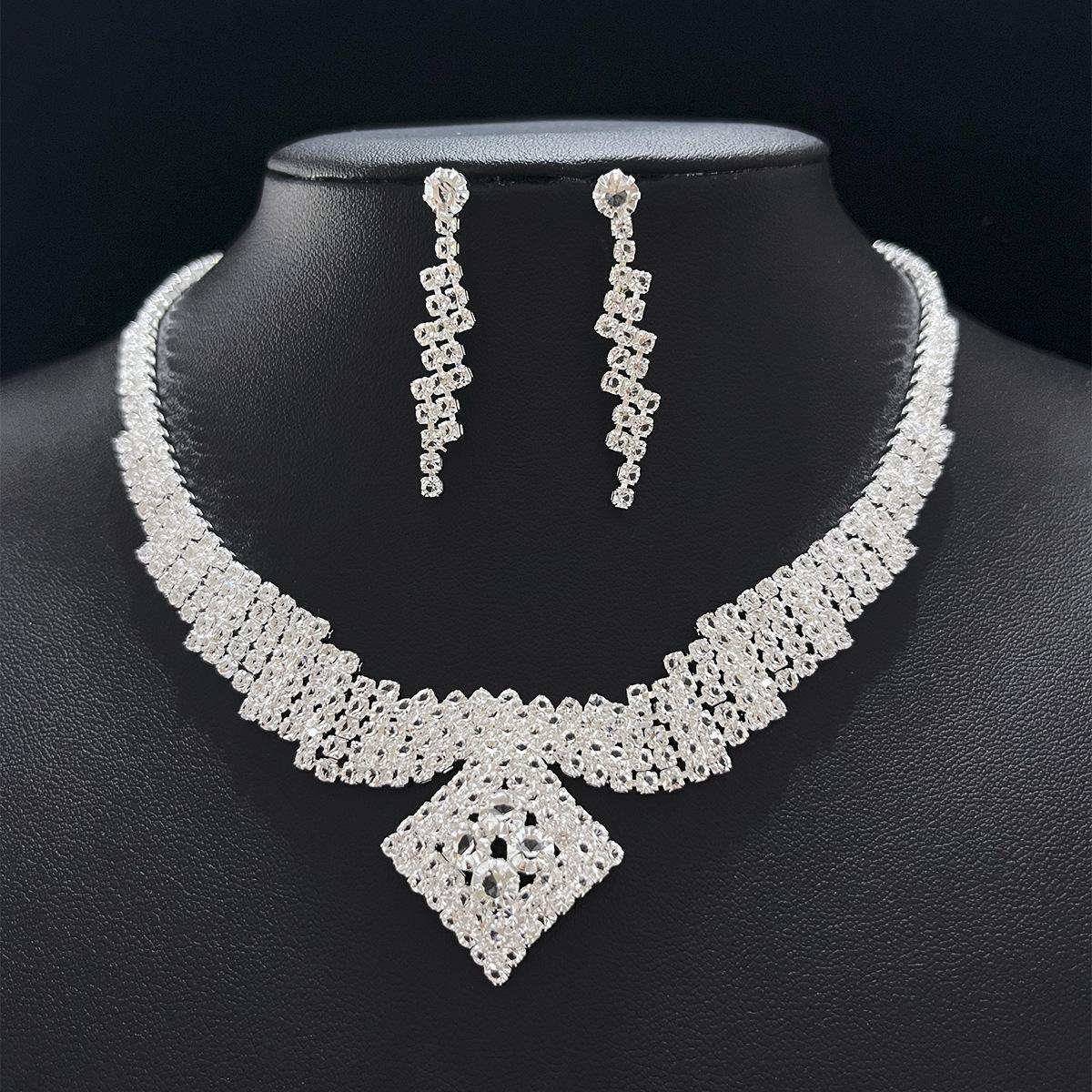 Rhombus Brautschmuck Set High-End Kristall Diamant Halskette Ohrringe Zweiteiliges Set Kreativer neuer Schmuck Damen weiß von Joom DACH