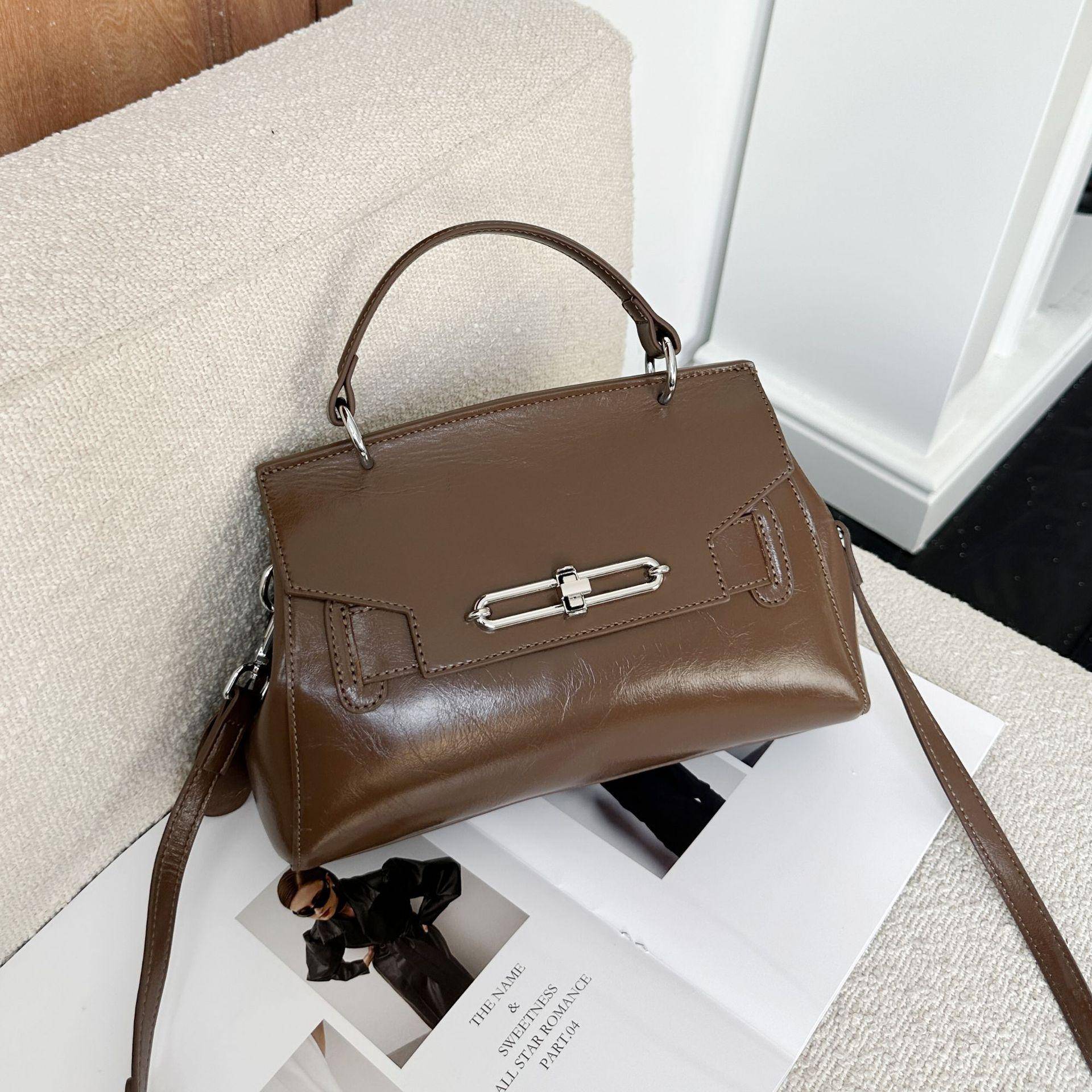 Rindsleder Ein-Schulter Umhängetasche für Damen, Modische und großzügige kleine quadratische Tasche für Damen, Reißverschluss Weiches Leder Tragbar Glänzendes Leder khaki von Joom DACH