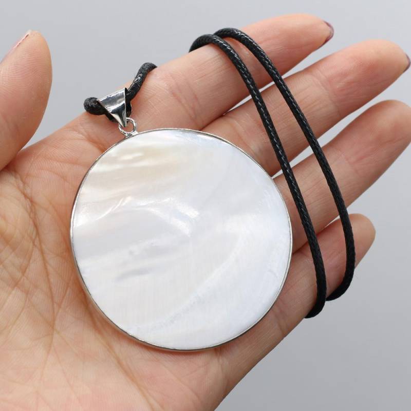 Runde Muschel-Halskette, natürliche weiße Muscheln, Perlmutt-Anhänger mit Lederseil-Kette, Halsketten für Damen und Herren, luxuriöser hochwertiger Schmuck, Halsband-Geschenke 50x50mm weiß von Joom DACH