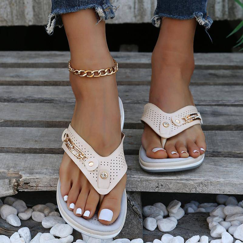Sandalen und Pantoffeln mit Clip-Zehen für Damen, Sommer, neue dekorative Strasssteine aus Metall, leichte Freizeit-Keilabsatz-Flip-Flops in Übergröße. 42 von Joom DACH