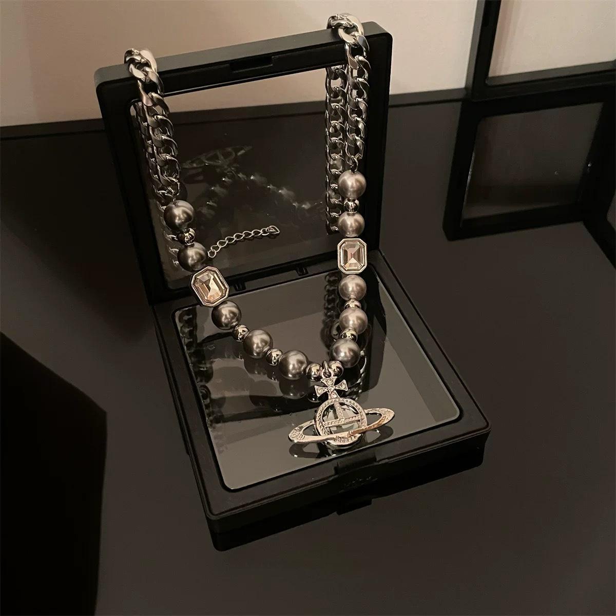 Saturngrau Perle Anhänger Halskette Herren und Damen Nischendesign Hip Hop Kalter Wind Halskette Pulloverkette Accessoires von Joom DACH