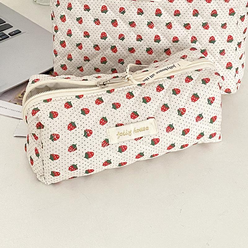 Schickes Federmäppchen mit Blumenmuster für Studentinnen und Mädchen, ästhetisch, Vintage, Blumen, Erdbeeren, Katzen, Bleistifttasche, große Kapazität, Aufbewahrungstasche für Schreibwaren Schickes Federmäppchen mit Blumenmuster für Studentinnen und Mädchen, ästhetisch, Vintage, Blumen, Erdbeeren, Katzen, Bleistifttasche, große Kapazität, Aufbewahrungstasche für Schreibwaren von Joom DACH