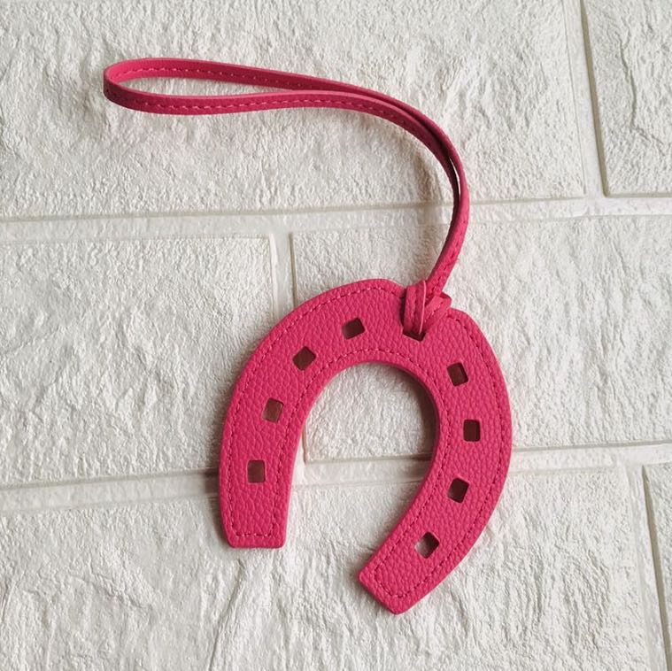Schlüsselanhänger in Form eines Hufeisens aus PU-Leder in 10 Farben, Handtaschenhalter, Charm-Tasche, Geldbörsenzubehör für Frauen und Mädchen von Joom DACH