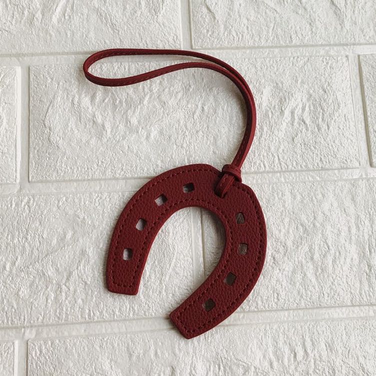 Schlüsselanhänger in Form eines Hufeisens aus PU-Leder in 10 Farben, Handtaschenhalter, Charm-Tasche, Geldbörsenzubehör für Frauen und Mädchen von Joom DACH
