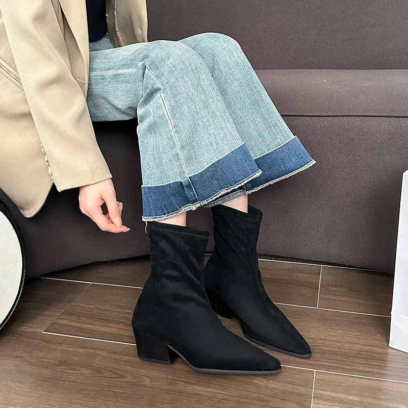 Schuhe mit Reißverschluss hinten für Damen Herbst Winter Neuer Stil Modische spitze Zehenpartie Damen Moderne Stiefel Übergröße 35-42 42 schwarz von Joom DACH
