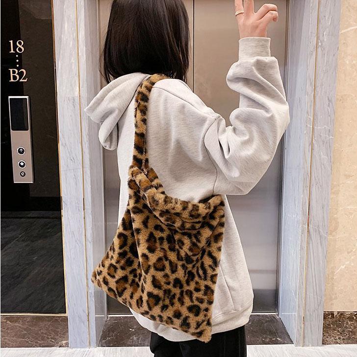 Schultertasche aus Canvas, flauschige Tragetasche mit Bärenfell, große Kapazität, weiche Einkaufstasche, süße Schultasche für Mädchen von Joom DACH