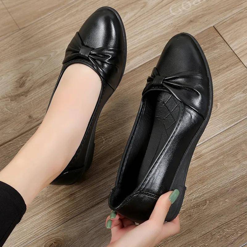 Schwarze Lederschuhe Damen Flacher Mund Slip-on Slope Heel Arbeitsschuhe Bow Fold Design Einfach Casual Frühling und Herbst 35 schwarz von Joom DACH