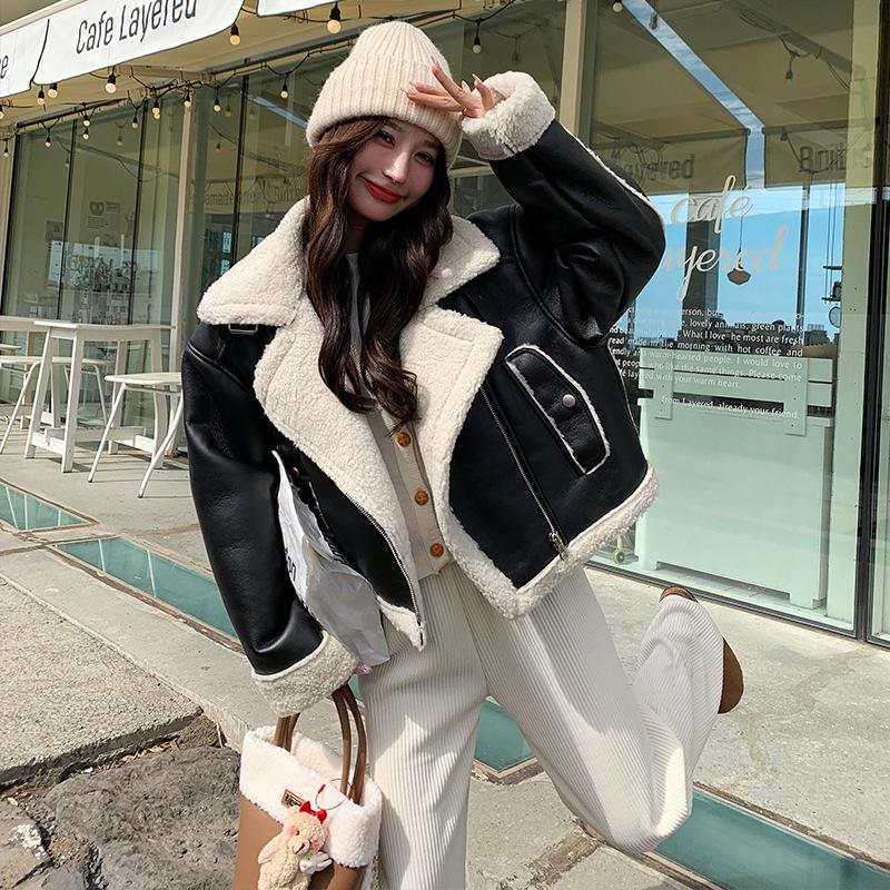 Schwarzer kurzer Mantel aus Pu-Lammwolle für Damen im Winter, neuer Stil, All-in-One-Motorrad-Baumwolljacke mit dickem Fell für kleine Leute XL schwarz von Joom DACH