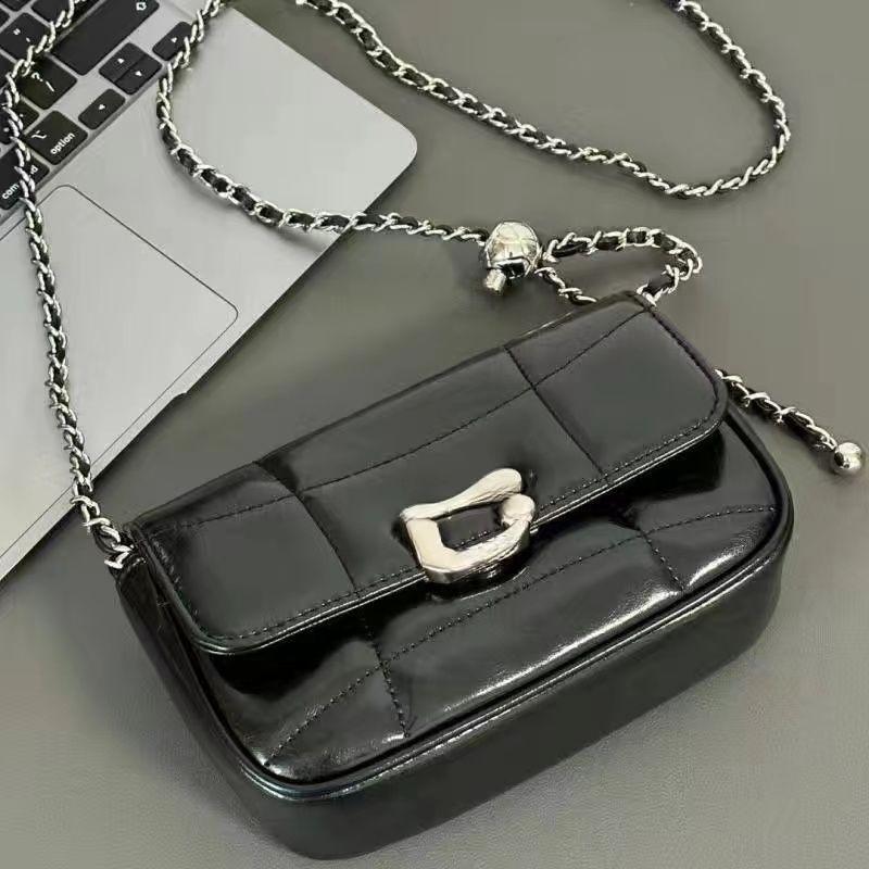 Silberne Tasche Damen Nischendesign Kette Unterarm Schultertasche Hochwertige Umhängetasche Damen von Joom DACH