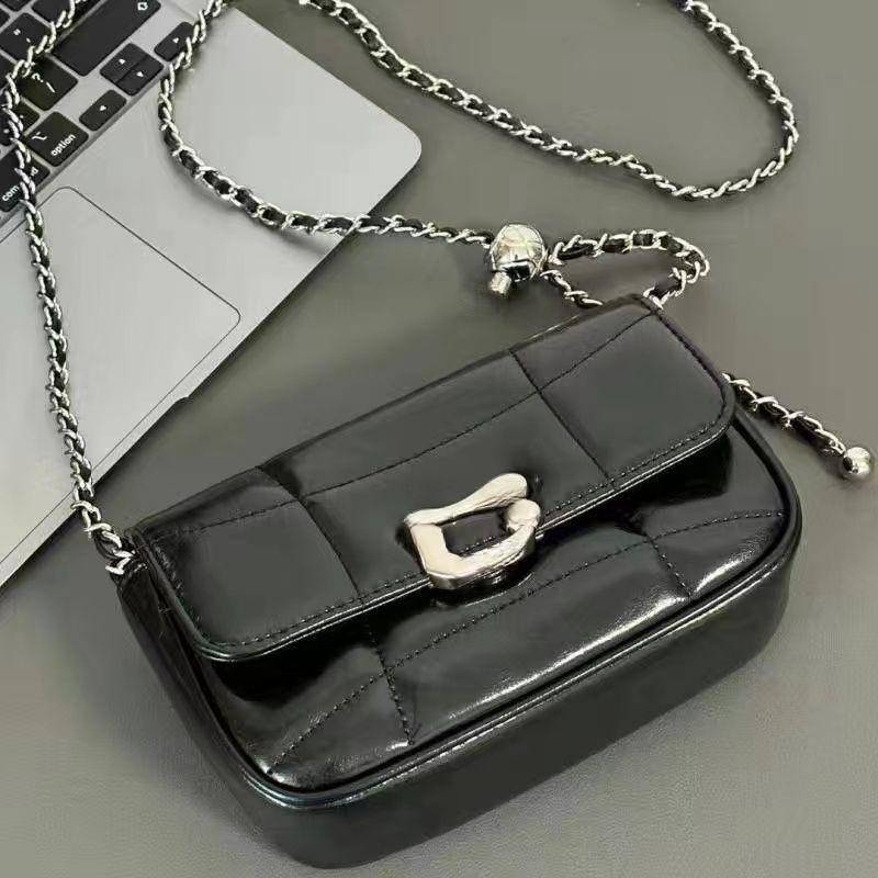 Silberne Tasche Damen Nischendesign Kette Unterarm Schultertasche Hochwertige Umhängetasche Damen von Joom DACH