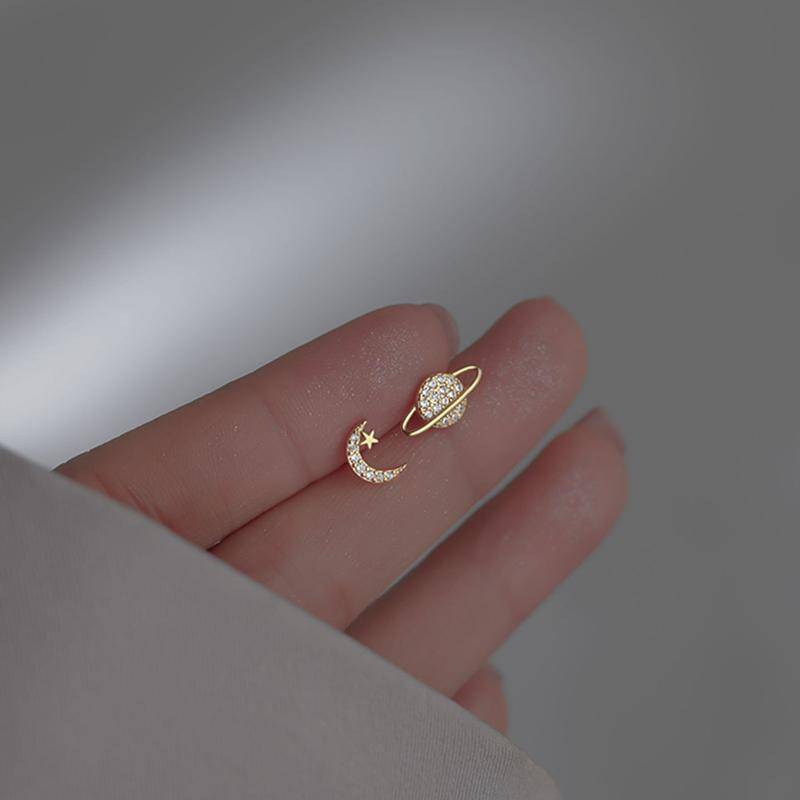 Einfache Piercing-Ohrstecker für Frauen Stern Mond Zirkon Silberfarbe Nadeln Tragus Knorpel Asymmetrie Pendiente Feiner Schmuck von Joom DACH