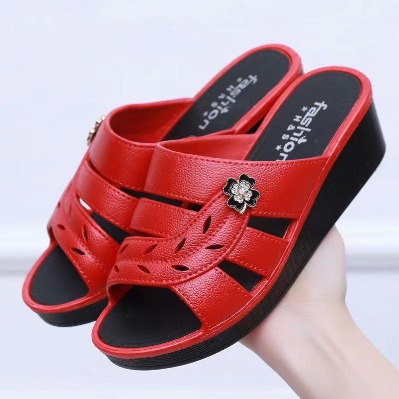 Sommer Damen Hausschuhe PVC Durchbrochene Hausschuhe Schuhe für Mütter mittleren Alters Freizeit Sandalen Mode Plateau Keilabsatz Hausschuhe 36 rot von Joom DACH