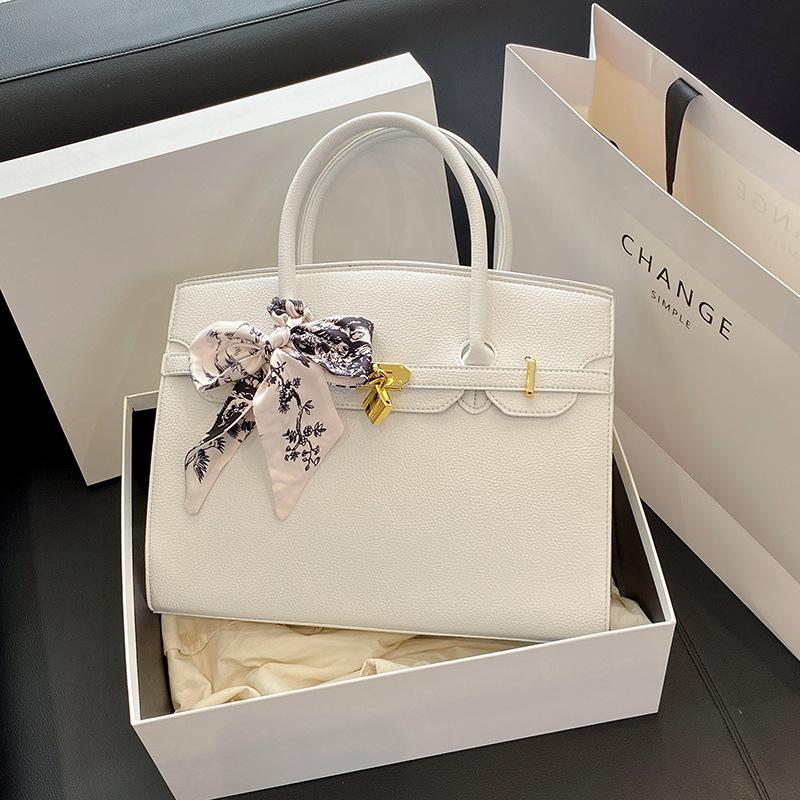 Tasche Damen 2025 Neue Handtasche Mode Trendige Pendlertasche Große Kapazität Seidenschal Dekoration Tragetasche Großhandel 33*11*27 von Joom DACH