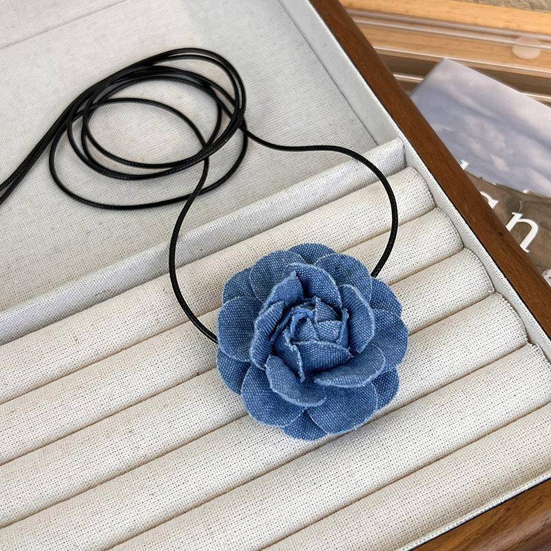 Trend Halsband Blume Rose Anhänger Schlüsselbein Kette Frauen Jeans Tuch Halskette Temperament Einstellbar Wachs Seil Y2K Denim Halskette S hellblaue von Joom DACH