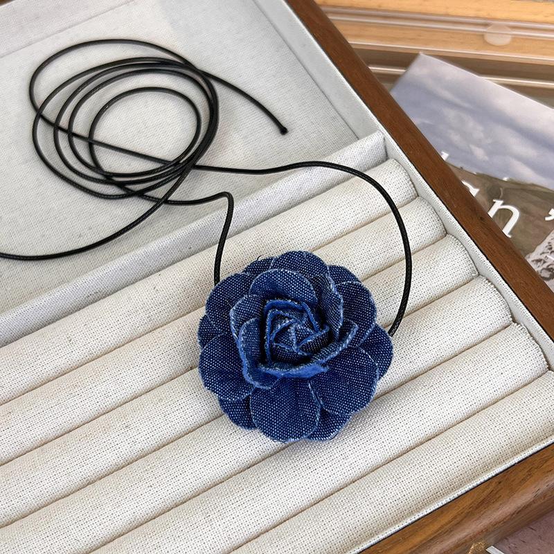Trend Halsband Blume Rose Anhänger Schlüsselbein Kette Frauen Jeans Tuch Halskette Temperament Einstellbar Wachs Seil Y2K Denim Halskette S dunkelblaue von Joom DACH