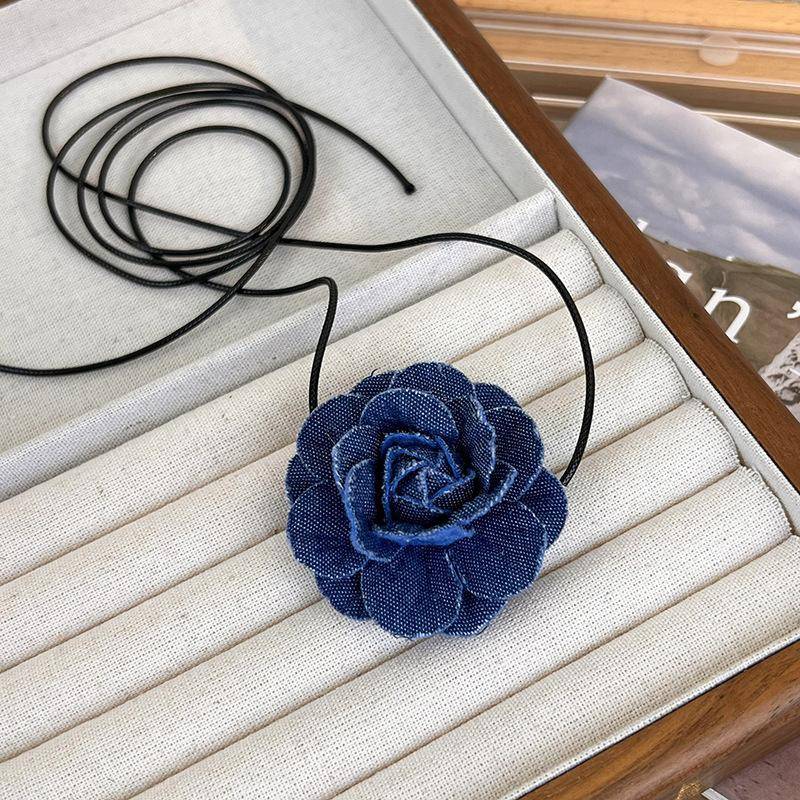 Trend Halsband Blume Rose Anhänger Schlüsselbein Kette Frauen Jeans Tuch Halskette Temperament Einstellbar Wachs Seil Y2K Denim Halskette S dunkelblaue von Joom DACH