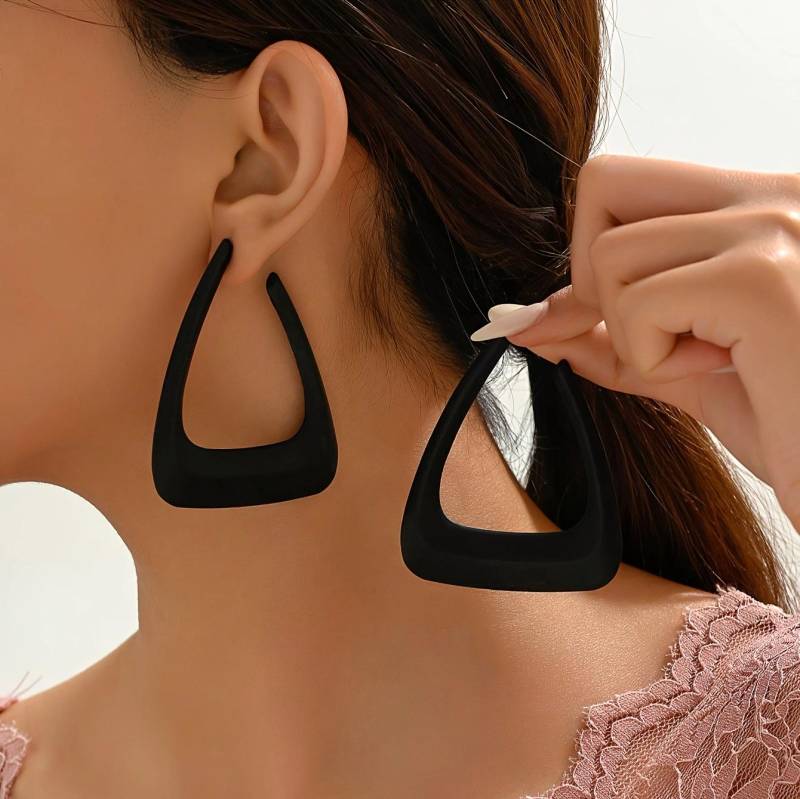 Übertriebene Unregelmäßige Geometrische Creolen Mode Schlicht Vielseitig Perfekt Damen Täglich Partys Dates Tragen Ohrringe schwarz von Joom DACH