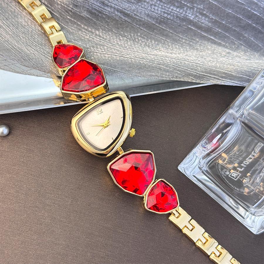 Unregelmäßiges Großes Diamantarmband Mode Damen Uhr Leichter Luxus Nische Farbe Diamantbesetzt Speziell geformte Quarz Uhr von Joom DACH