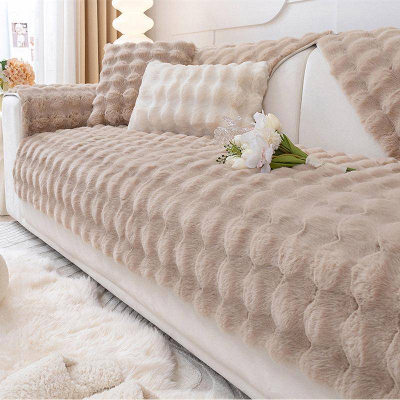 Verdicken Sie Kaninchen-Plüsch-Sofa-Schonbezug, universell, rutschfest, superweich, Sofa-Handtuch, Couch-Kissen für Wohnzimmer, moderne Heimdekoration 110*210cm hellbraune von Joom DACH