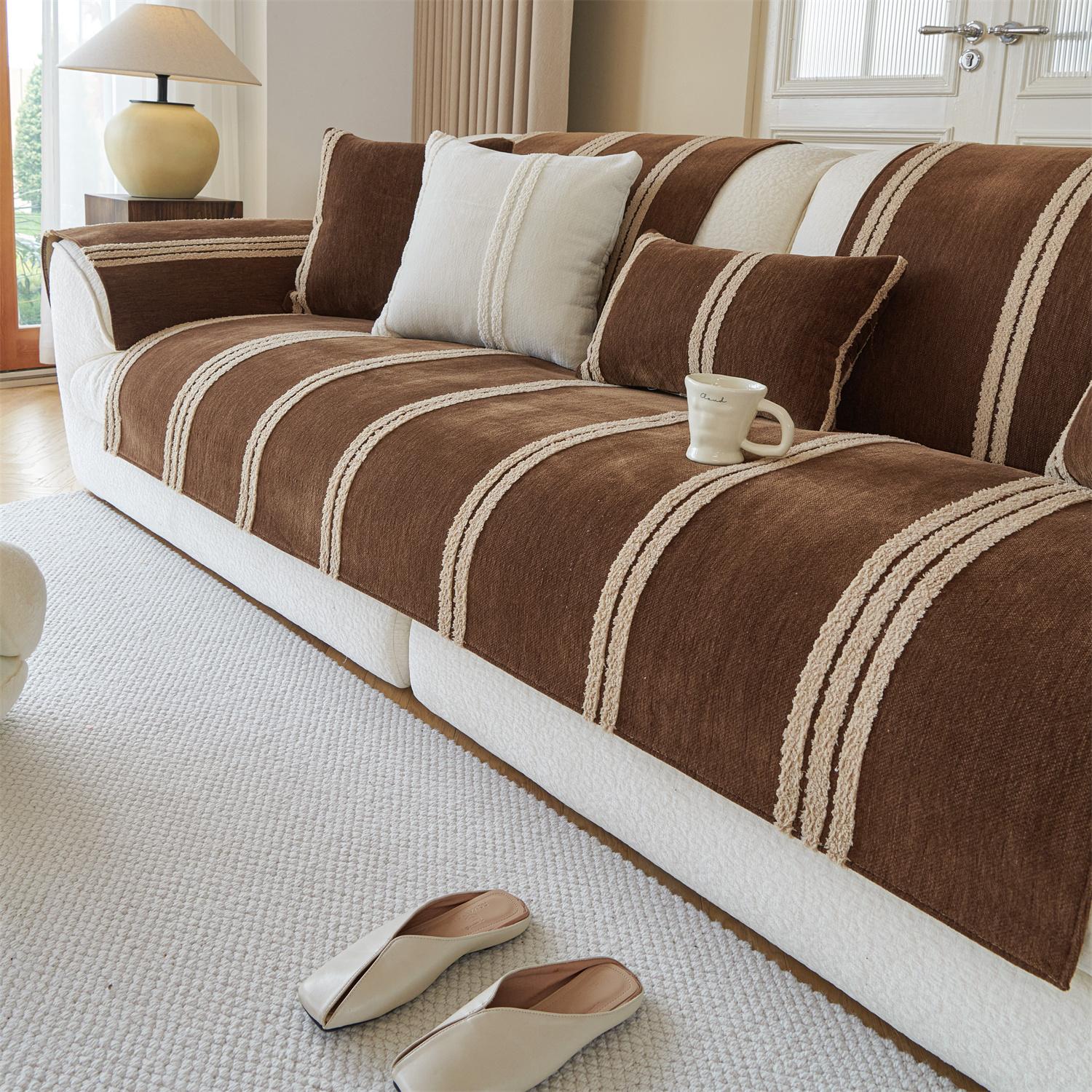 Vereinfachter Sofabezug aus Chenille mit Streifen-Fleece-Dekor, rutschfester Couch-Kissenbezug für das Wohnzimmer, Vier-Jahreszeiten-Sofa-Handtuch 90x210cm braun von Joom DACH
