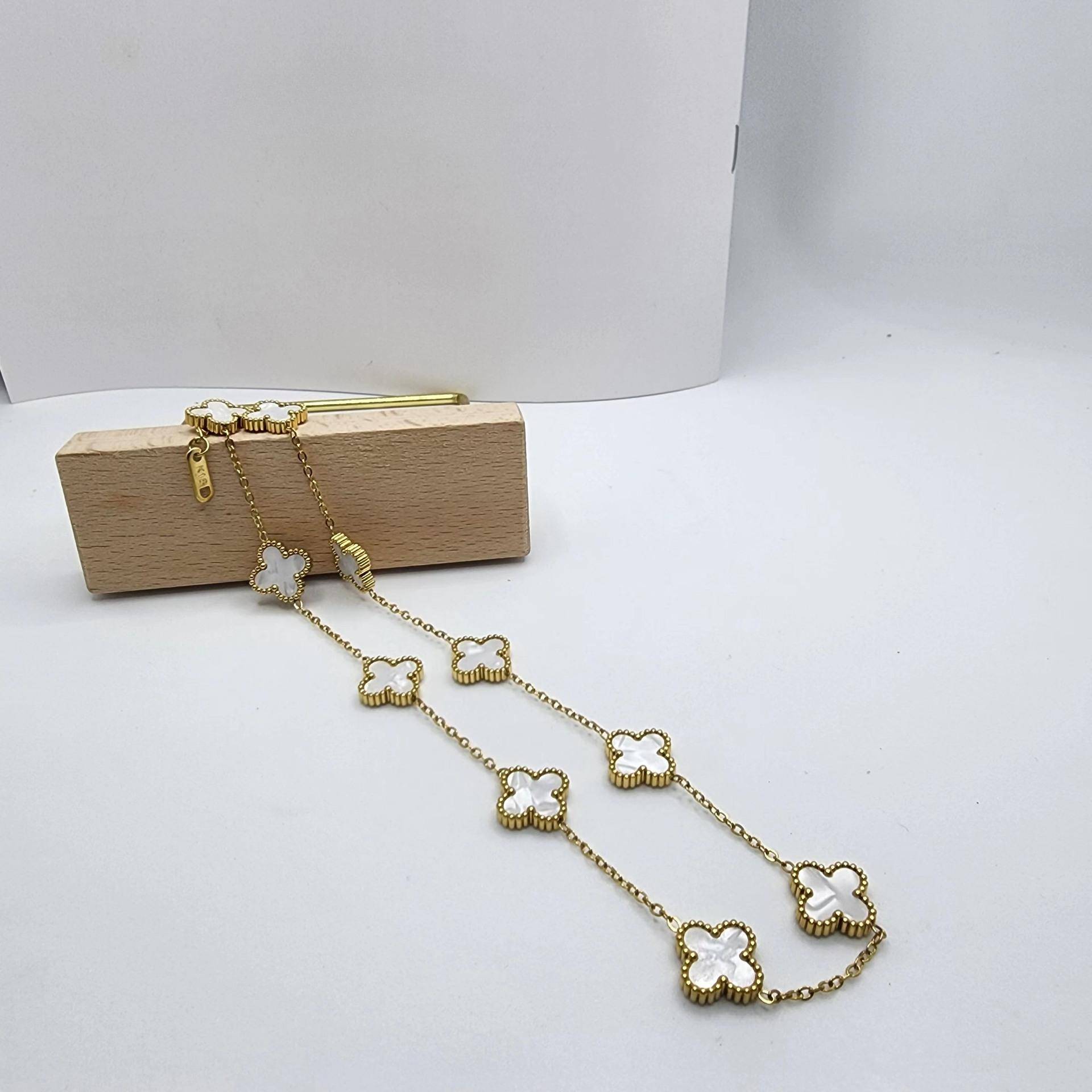 Vierblättriges Kleeblatt Halskette Leichte Luxus Einfache Blume Schlüsselbein Kette Damen Haute Sense Halskette 18K weiß von Joom DACH