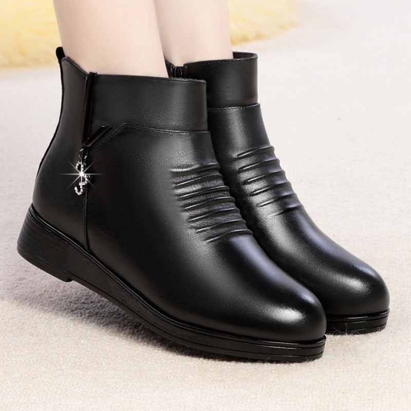 Warme kurze Stiefel Damen große rutschfeste Mutterschuhe Winter Fleece mittleren und alten Alters flache Ferse Baumwollschuhe 35 schwarz von Joom DACH