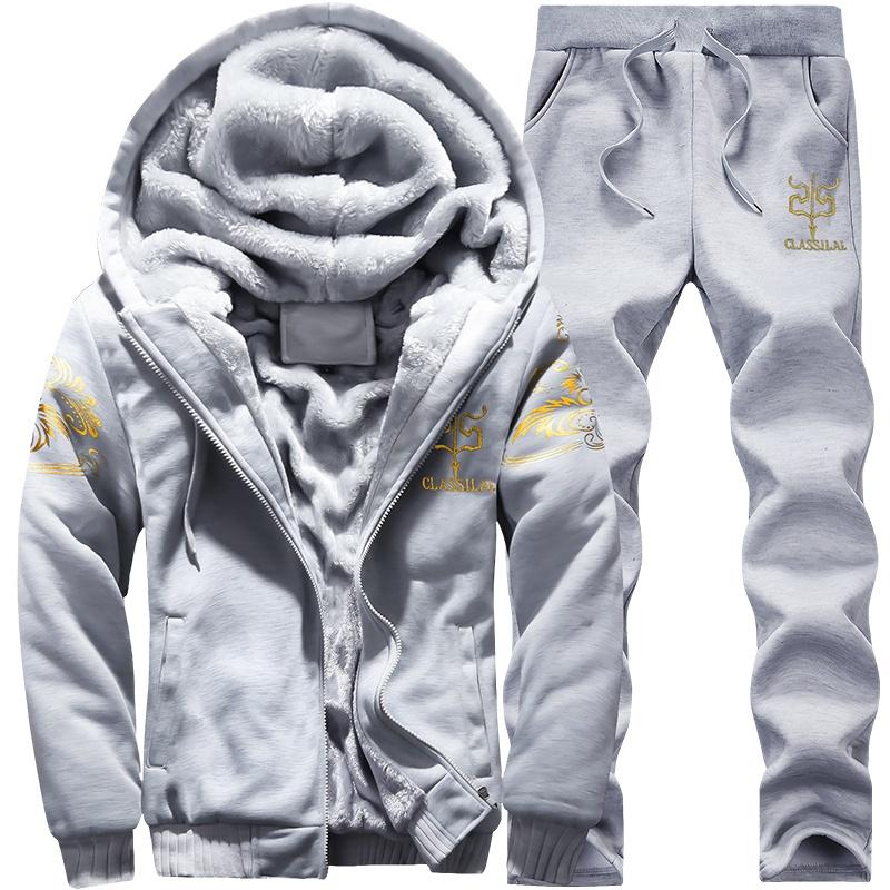 Warmer Anzug für Herren im Herbst und Winter mit großem Aufdruck, langärmeligem Kapuzen-Reißverschlusshemd + dicker Hose, zweiteiliges Set XS grau Warmer Anzug für Herren im Herbst und Winter mit großem Aufdruck, langärmeligem Kapuzen-Reißverschlusshemd + dicker Hose, zweiteiliges Set XS grau von Joom DACH