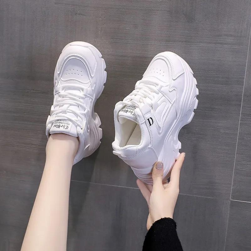 Weiße Plateau Damen Sneaker Frühling Schnürschuhe Dicke Sohle Vulkanisierte Schuhe Frau PU Leder Atmungsaktive Sportschuhe 37 weiß von Joom DACH