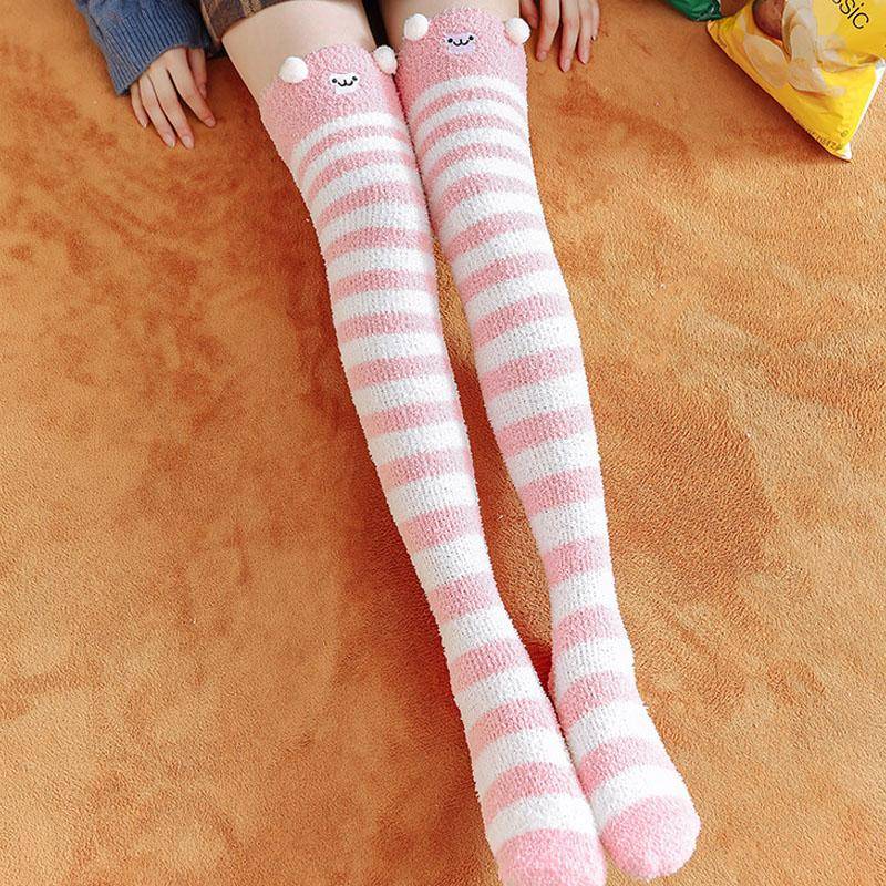 Winter Frauen Warme Strümpfe Nette Cartoon Weiche Korallen Fleece Frauen Oberschenkel Hohe Socken One size von Joom DACH
