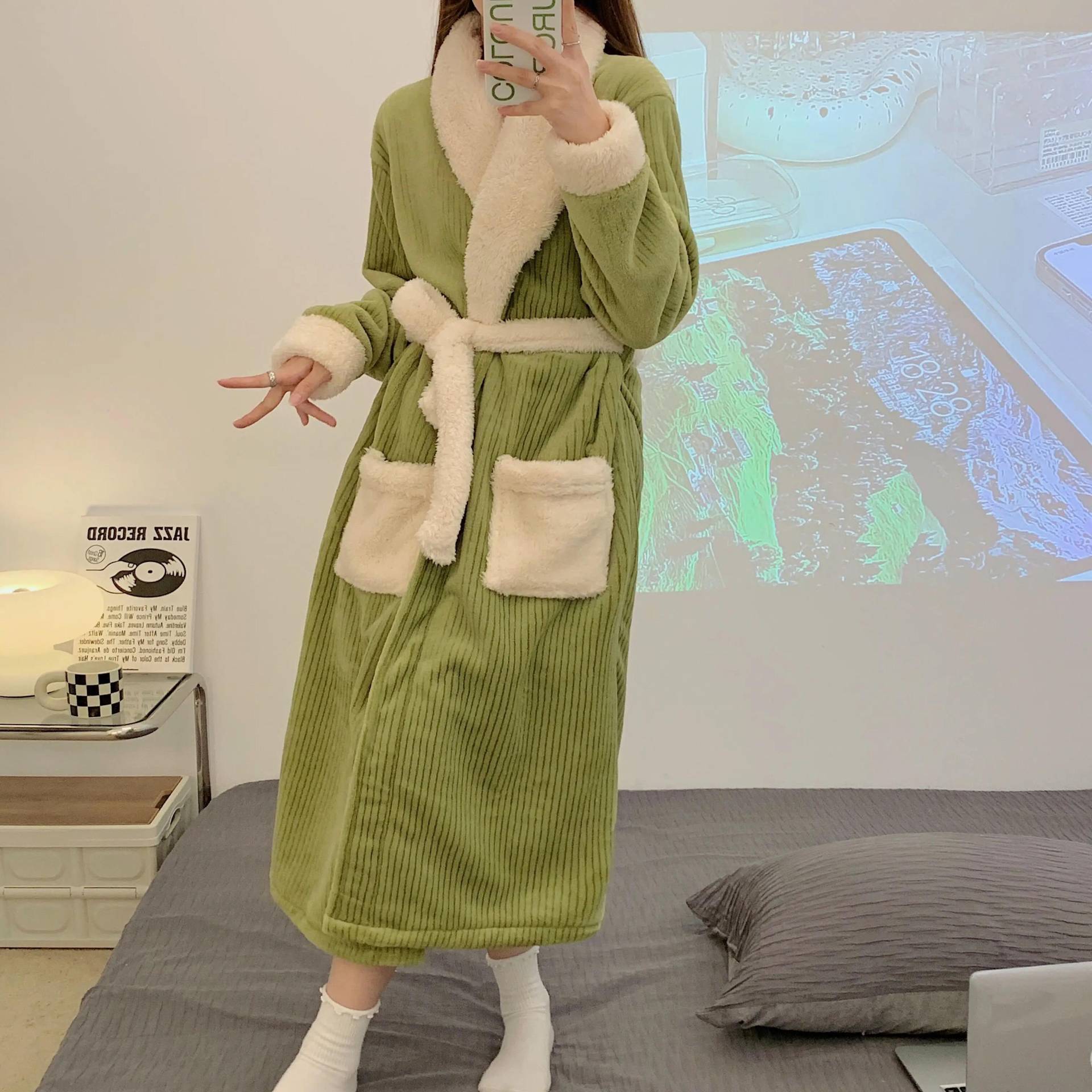 Winterzeit Erweiterte Korallen Fleece Einfarbig Nachthemd Verdickt Lange Stil Ms. Warme, lockere Loungewear-Bademäntel in großer Größe für Damen 2XL von Joom DACH