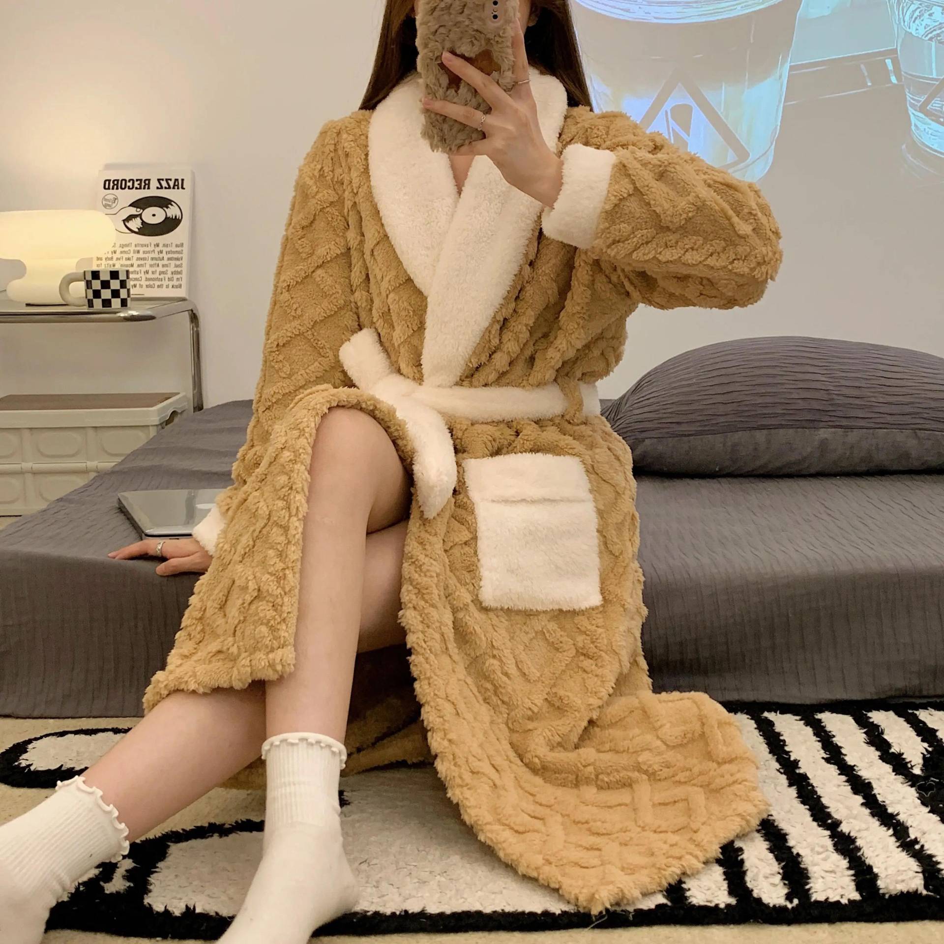 Winterzeit Erweiterte Korallen Fleece Einfarbig Nachthemd Verdickt Lange Stil Ms. Warme, lockere Loungewear-Bademäntel in großer Größe für Damen L von Joom DACH