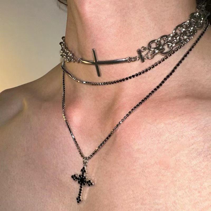 Y2K Gothic Style Schwarze Perlenkette mit Kreuz & Cool Girl Sweatshirt-Accessoire von Joom DACH