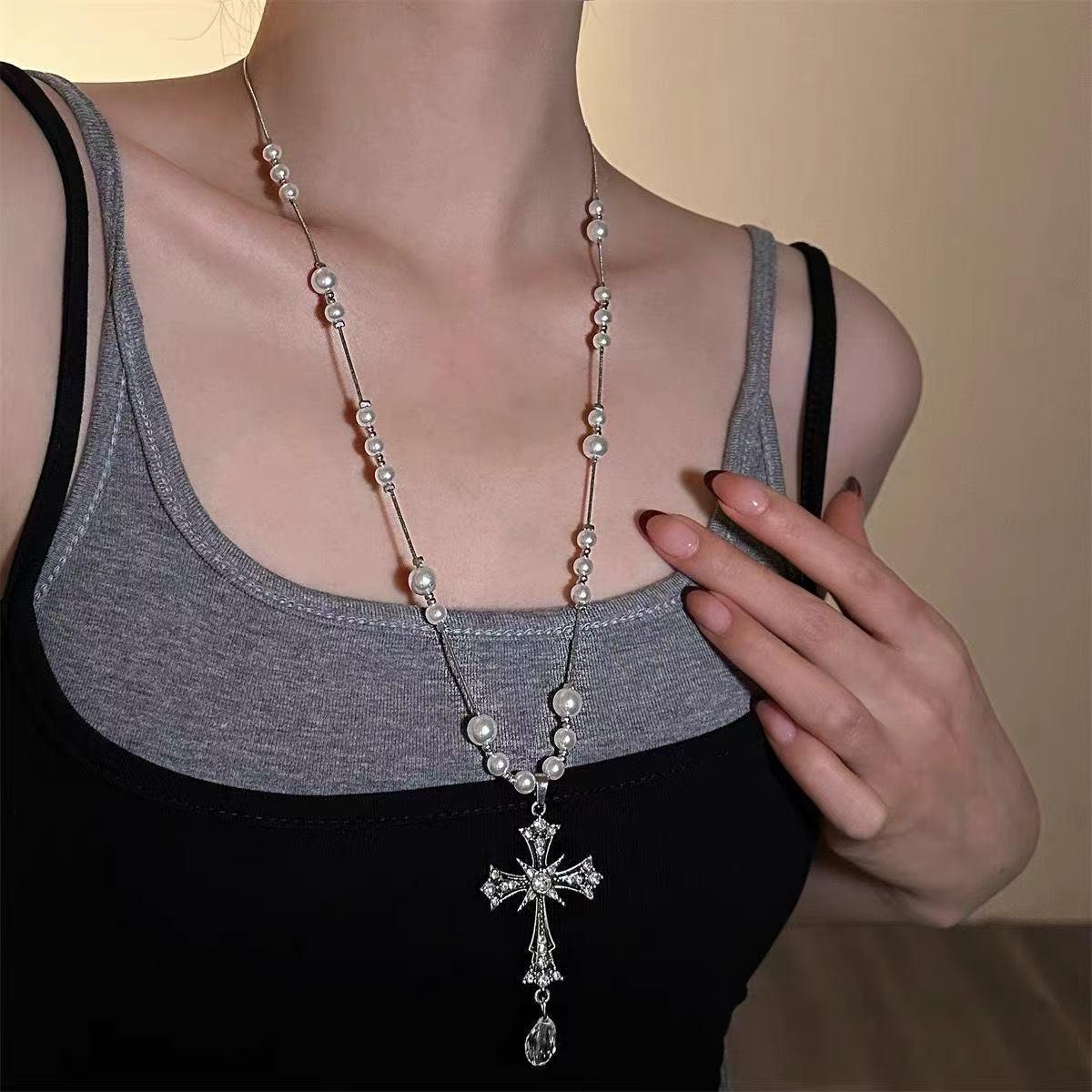 Y2K Gothic Style Schwarze Perlenkette mit Kreuz & Cool Girl Sweatshirt-Accessoire von Joom DACH