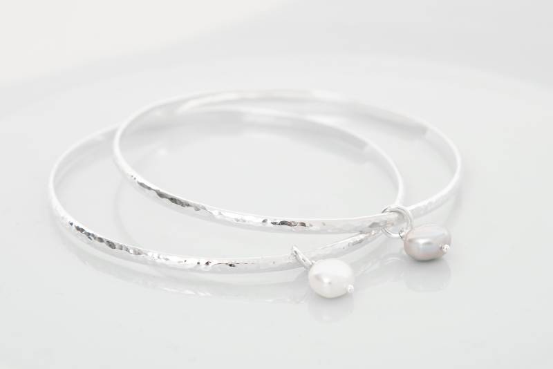 Set Aus Zwei Armreifen - Sterling Silber Perlen Armreif Gehämmerte Stapelbare Weihnachts Geschenk Idee Für Die Frau Set Aus Zwei Armreifen - Sterling Silber Perlen Armreif Gehämmerte Stapelbare Weihnachts Geschenk Idee Für Die Frau von Joonthemoon1