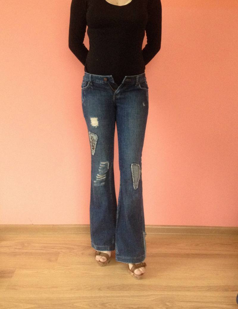 Vintage Calvin Klein Jeans Im Stil. Damen Low Rise Flare Jeans. Bestickt Mit Blauem Denim. Größe 26 von JoopyClothes