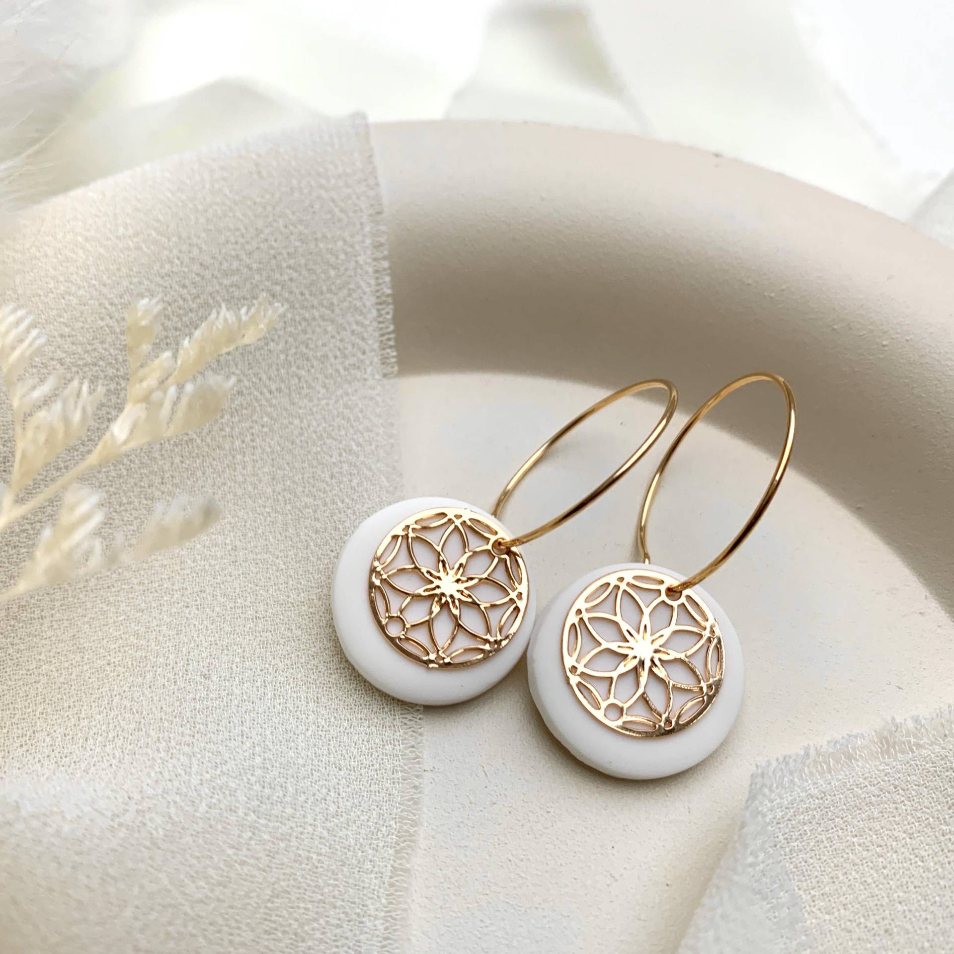Ohrringe Aus Polymer Clay | Creolen Goldene Elemente Florales Muster von JoosaliART