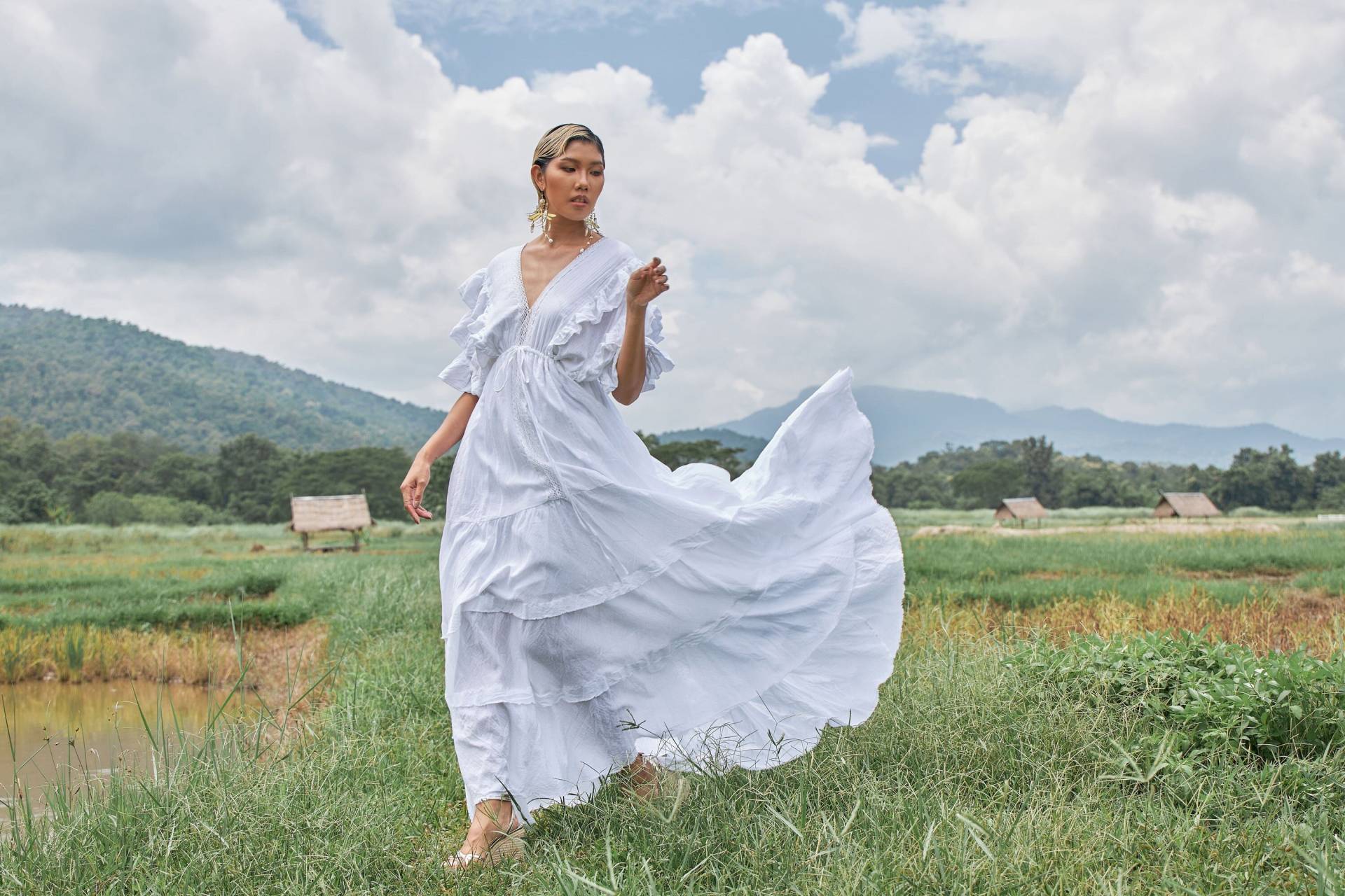 Neu-No.324 Damen Flügelärmel Rüschen Panel Kordelzug Empire-Taille Maxi Kleid, Boho Spitzeneinsatz Stufenkleid in Weiß von JoozieCotton