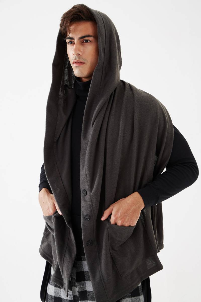 No.128 Herren Kapuzenweste, Tasten Vorne Schal, Kapuze, Wandelbarer Kapuzenschal Mit Taschen in Dunkelgrau von JoozieCotton