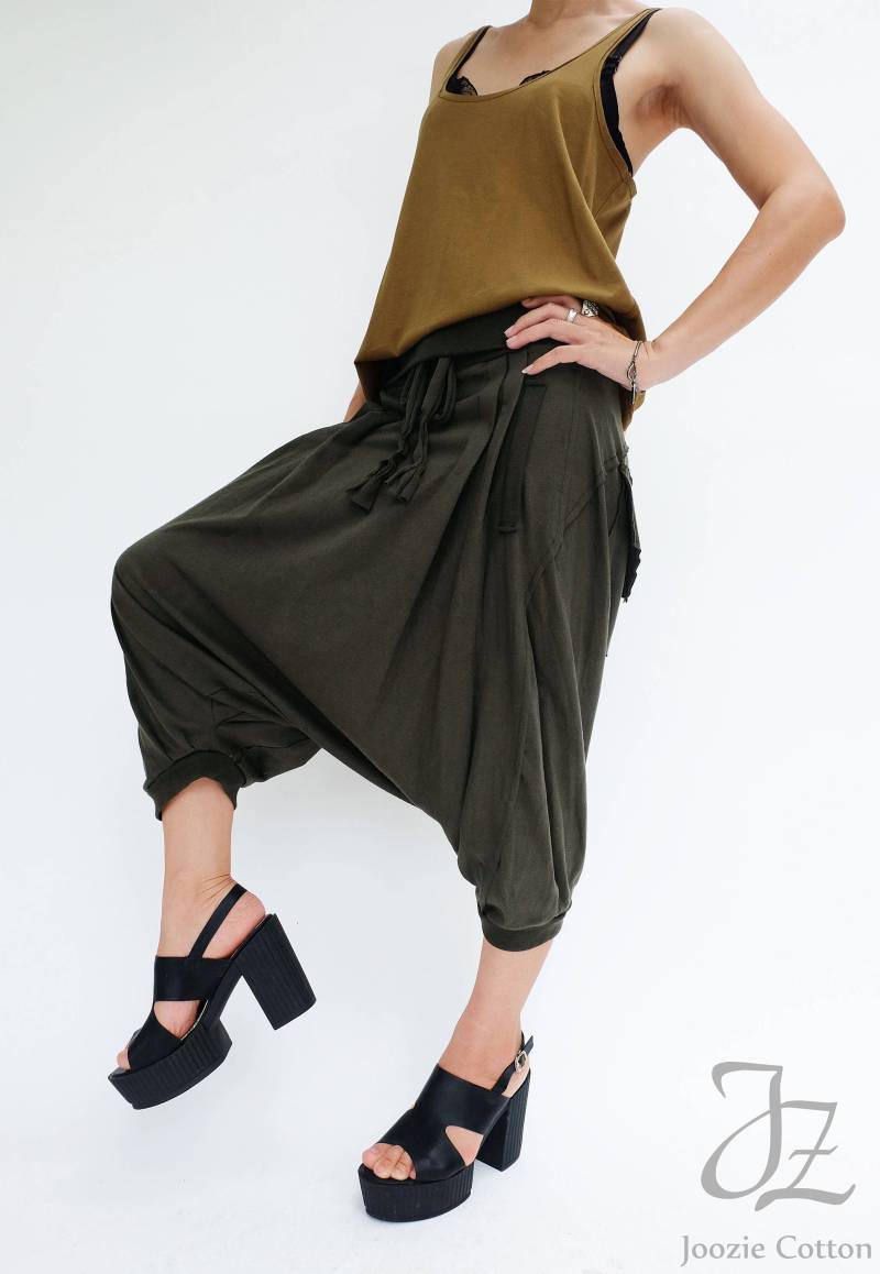 No.184 Damen Haremshose Mit Tiefem Schritt, Plissierte Haremshose, Lässige Haremsshorts in Olive von JoozieCotton