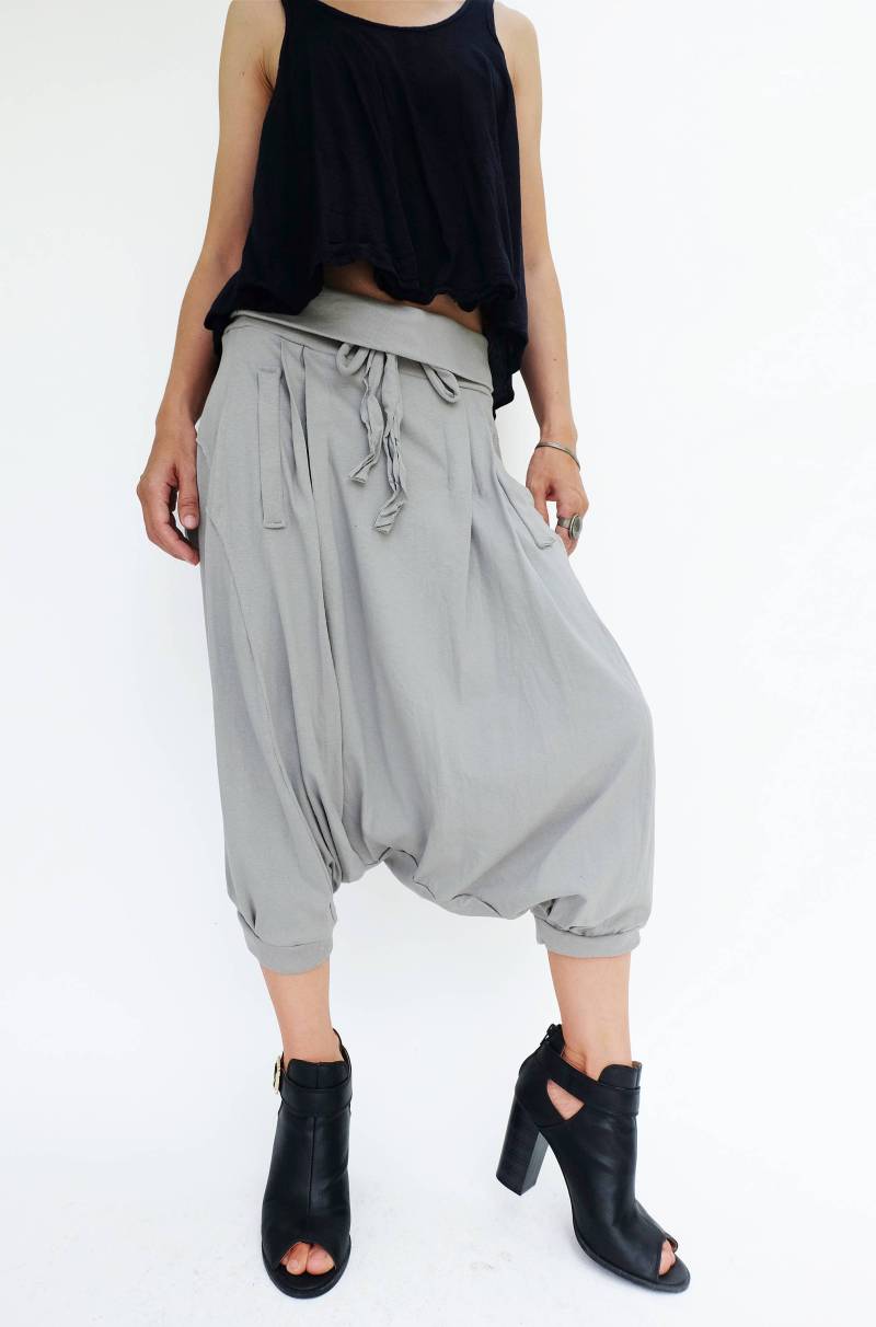 No.184 Damen Plissé Haremshose Mit Tiefem Schritt, Haremshose, Lässige Haremsshorts in Grau von JoozieCotton