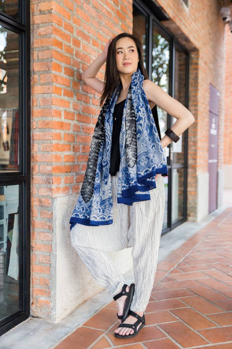 No.235 Damen Spitze Gedruckt Schal, Gefärbter Sarong Cover Up in Blau, Schwarz Und Creme von JoozieCotton