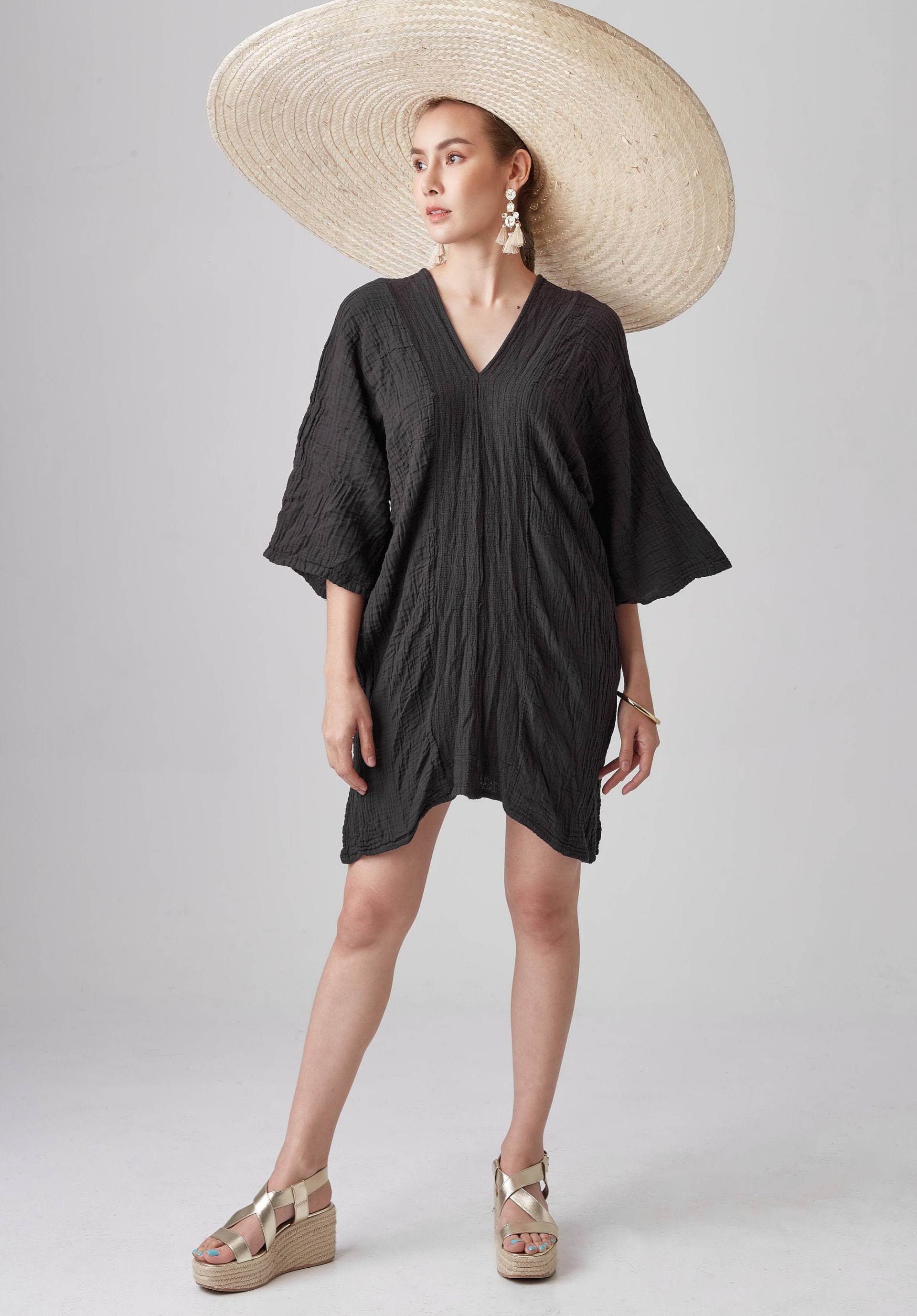 No.238 Kaftan Kleid Mit Drei Vierteln, Vertikal Gestreiftem Detail Und V-Ausschnitt, Tunika Für Frauen in Schwarz von JoozieCotton