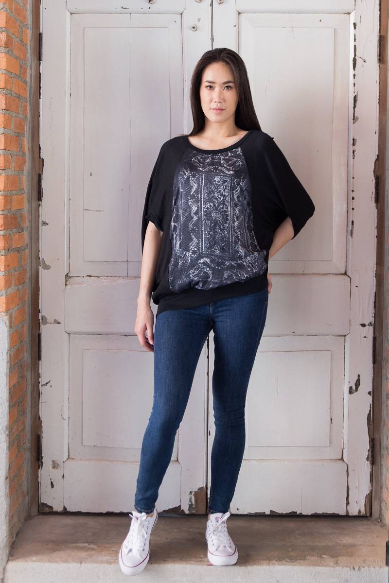 No.245 Frauen Gedruckt Front Panel Cocoon T-Shirt in Schwarz von JoozieCotton