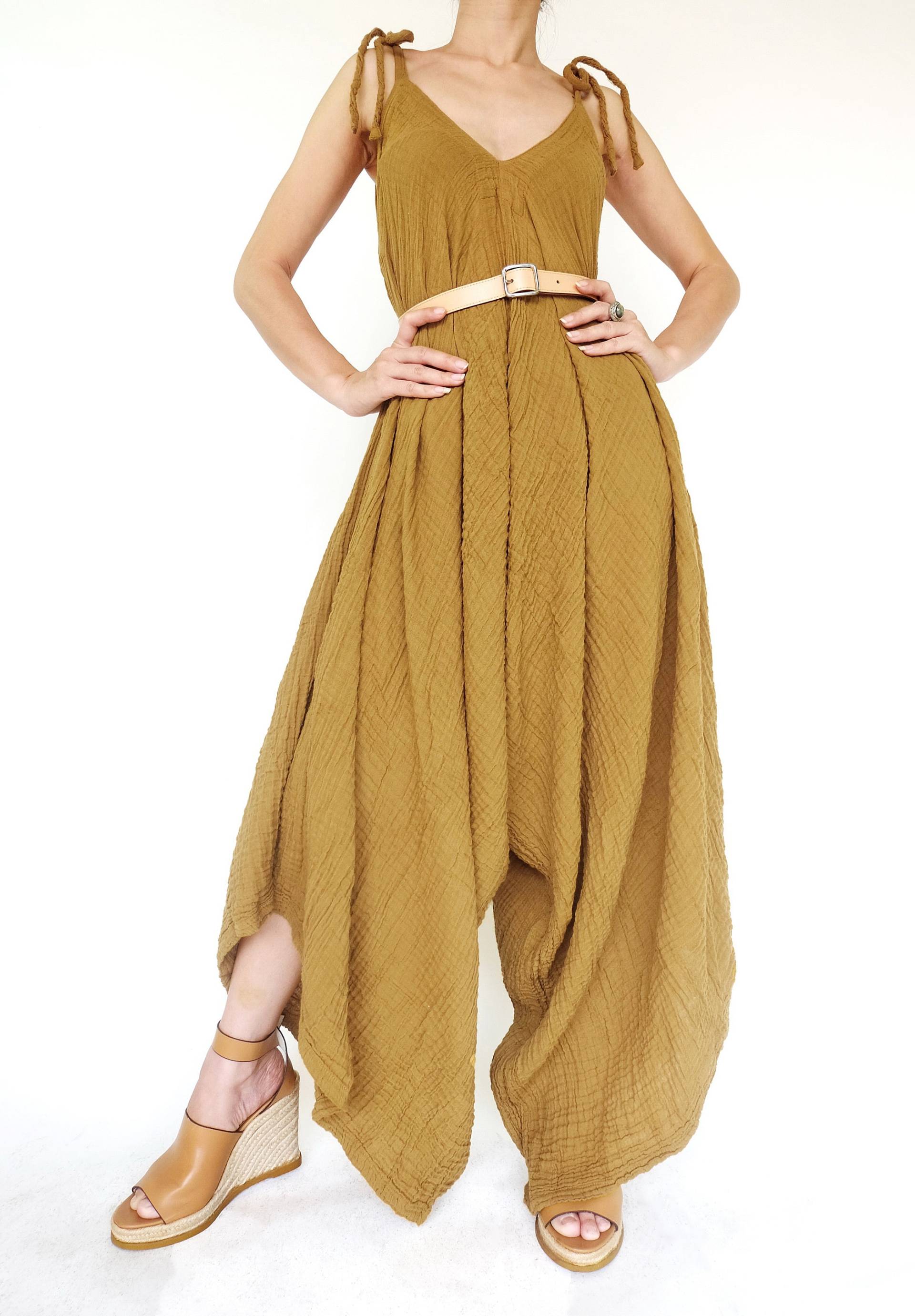 No.275 Frauen Lagenlook Strampler Mit Weitem Bein, Lässiger Harem Overall, Aus Naturfaser Flexibler Baumwolle in Senfgelb von JoozieCotton