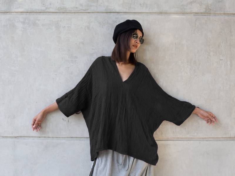 No.276 Frauen Kaftan Top Mit V-Ausschnitt, Lockeres Lässiges Sommer Top, Naturfaser Flexible Baumwolle Bademode in Schwarz von JoozieCotton