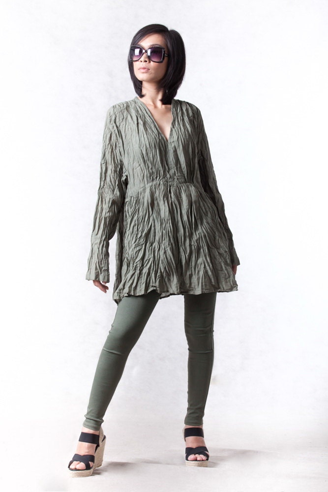 No.96 Damen V-Ausschnitt Langarm-Bluse in Olive von JoozieCotton